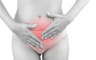 7 možnih razlogov za madeže na hlačkah in izcedke pred menstruacijo