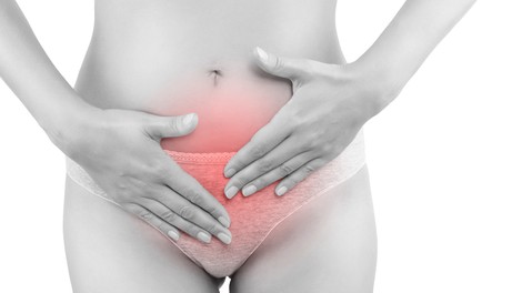 7 možnih razlogov za madeže na hlačkah in izcedke pred menstruacijo