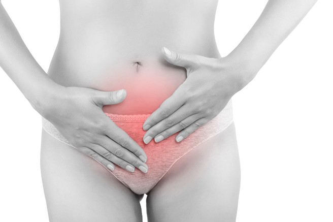7 možnih razlogov za madeže na hlačkah in izcedke pred menstruacijo