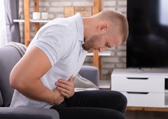 Vse več mladih moških zboleva za rakom debelega črevesja - TO so znaki, da morate takoj na zdravniški pregled