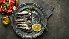 Sardine na krožniku.