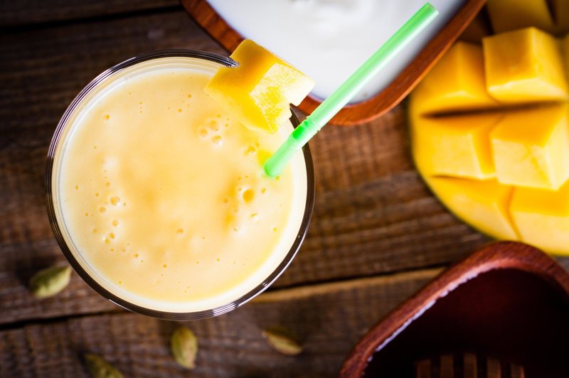 Jogurtov smuti z mangom proti aknam (foto: profimedia)