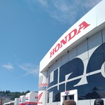 Središče dirkalnega moštva Honda, kjer poteka tudi tiskovna konferenca z Marcom Marquezom. (foto: Osebni arhiv)