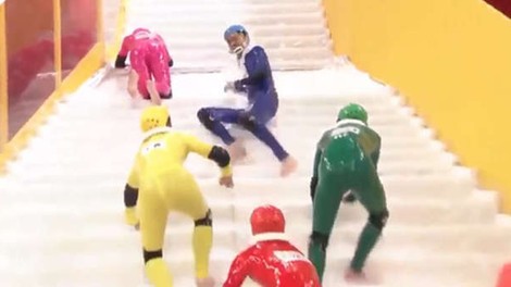 Prvo svetovno prvenstvo v hoji po spolzkih stopnicah (video)