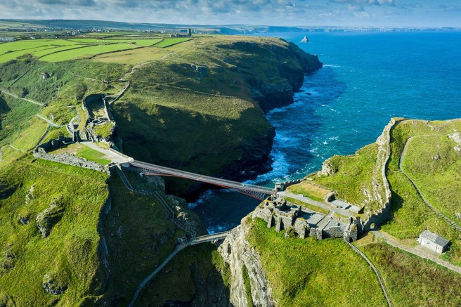 Grad Tintagel, ki je povezan z legendami o kralju Arturju, ima nov most