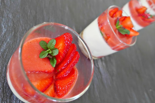 Kokosova panna cotta z jagodami (vegansko)