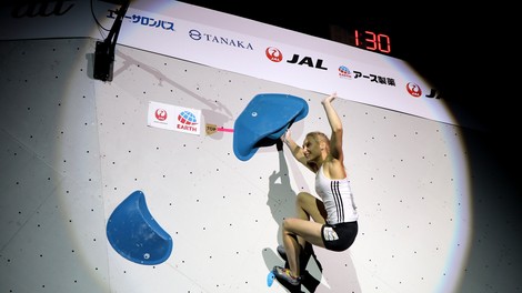 Janja Garnbret je postala še drugič zapored svetovna prvakinja v balvanskem plezanju