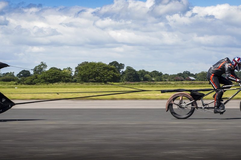 Rekord Britanca - s kolesom preko 280 km/h, a absolutni rekord ima ženska (VIDEO) (foto: profimedia)