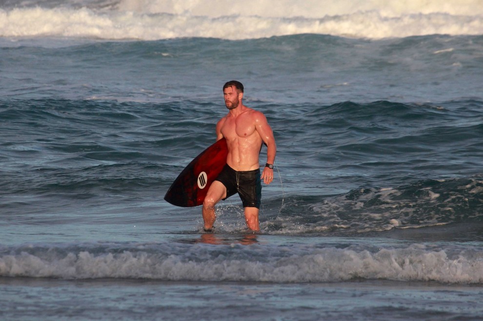 Chris Hemsworth Mišičasti zvezdnik filmov o Thoru je odličen športnik, a največkrat ga boste srečali na plaži z desko pod …