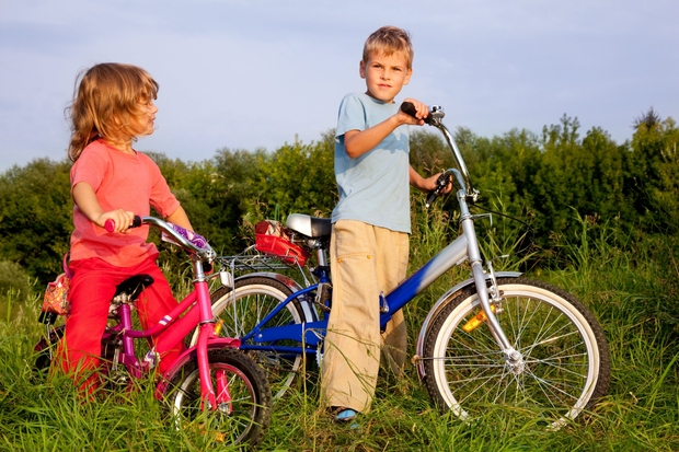 KOLESARJENJE Vsi otroci so nori na kolesa in kolesarjenje in zakaj ne bi zabava postala redna rekreacija in šport. Kolo …