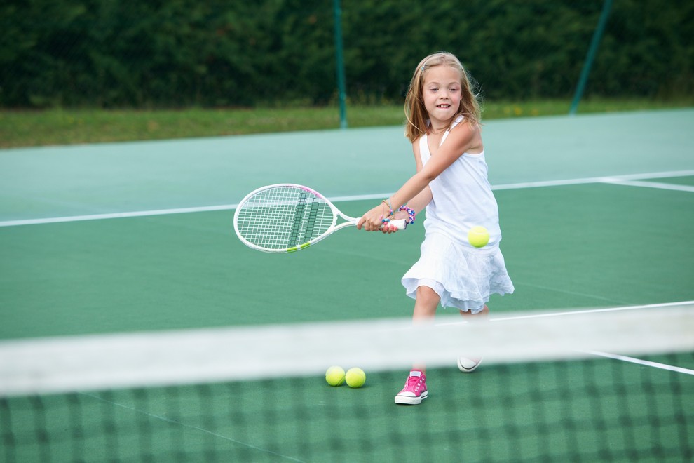 TENIS Tenis je po zaslugi Novaka Đokovića, Rafaela Nadala, Rogerja Federeja in drugih, tudi Aljaža Bedeneta, zeo priljubljen šport tudi …