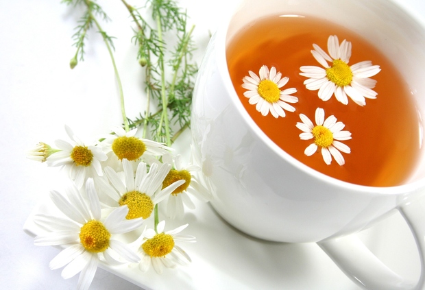 KAMILIČNI ČAJ Skodelica kamiličnega čaja sprosti vaše živčevje in deluje kot blago pomirjevalo za vaš um. Rahlo ogreje telo, ki …