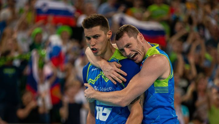 Izjemni navijači in Klemen Čebulj za zmago nad Bolgarijo (foto: Instagram OZS)