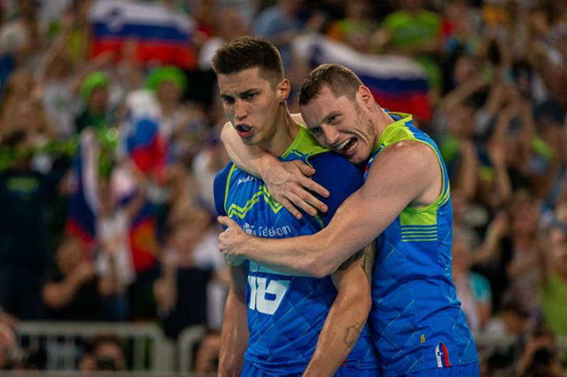 Izjemni navijači in Klemen Čebulj za zmago nad Bolgarijo (foto: Instagram OZS)