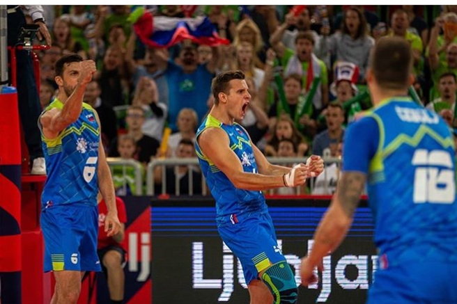 Zmagovalna norija v Stožicah: Slovenija je v polfinalu! V četrtek igra s Poljsko!
