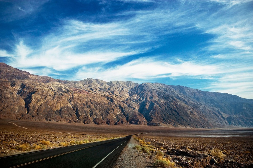 DOLINA SMRTI, ZDA Dolina smrti leži na meji zveznih držav Kalifornija in Nevada. Dih jemajoča, a ne le zaradi svoje …