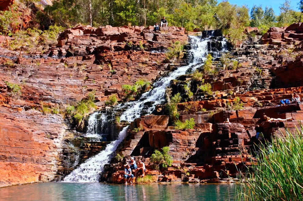 NACIONALNI PARK KARIJINI, ZAHODNA AVSTRALIJA Smaragdna jezerca, čudoviti slapovi in rdeče skalnate soteske … Le kdo bi verjel, da je …