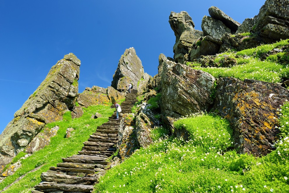 VELIKI SKELLIG, IRSKA Veliki Skellig ali Skellig Michael je eden od dveh strmih skalnatih otokov, ki se dvigata približno 13 …