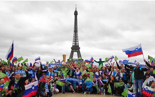 Gremo Slovenija: Zdravljica in harmonika se razlegata po Parizu