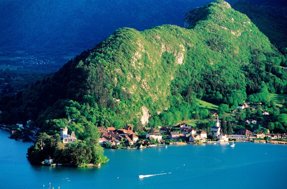 JEZERO ANNECY (Lac d'Annecy), Francija Alpsko jezero na zahodu Francije velja za eno najbolj čistih in je drugo največje v …