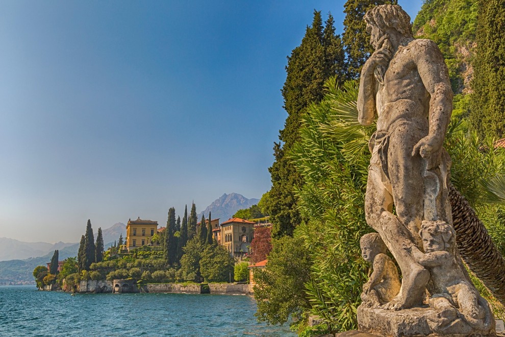 JEZERO COMO, Italija Jezero Como je eno od najbolj razgibanih in najlepših jezer v Italiji. Ogledate si ga lahko po …