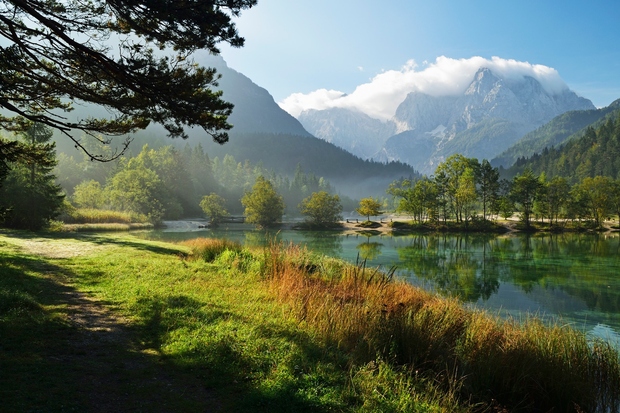 JEZERO JASNA, Slovenija Jezero Jasna se nahaja v bližini Kranjske Gore, ob sotočju potokov Velike in Male Pišnice. S svojim …