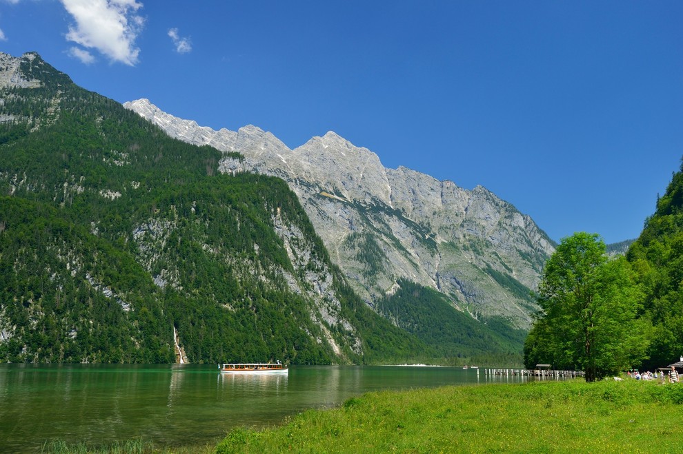 KRALJEVO JEZERO (Königsee), Nemčija Na jugu Nemčije se pod pobočjem gore Watzmann (blizu meje z Avstrijo) nahaja najgloblje in skoraj …