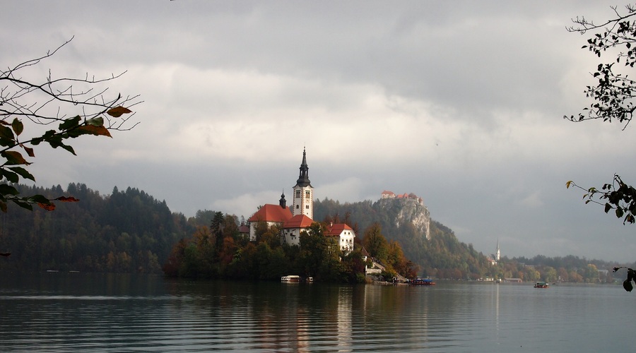 8 razlogov za sprehod okoli Blejskega jezera in legenda o njegovem nastanku (foto: DDD)