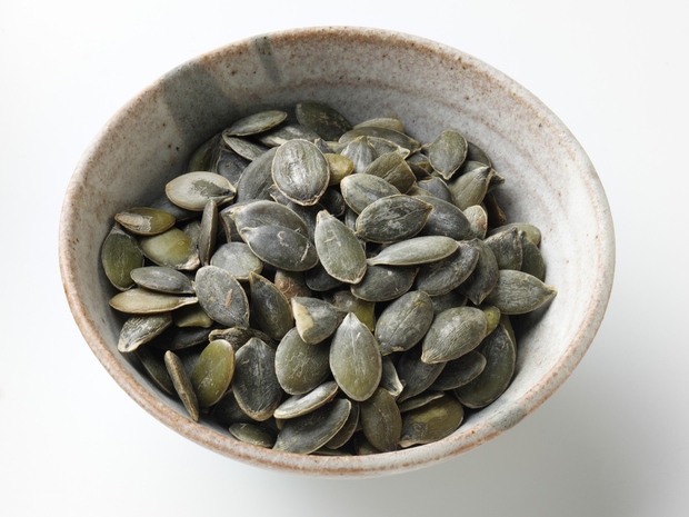 Bučna semena Bučna semena so bogata z beljakovinami, vlakninami in zdravimi maščobami, torej ponovimo isto stvar kot pri sezamu – …