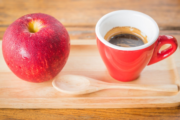 Jabolka Jabolka so sestavljena iz enostavnih ogljikovih hidratov, ki poskrbijo za hiter dvig energije. Morda eno jabolko ni enako skodelici …