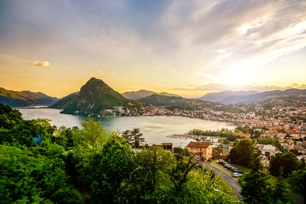 Lugano leži ob Luganskem jezeru med gorama Brè in San Salvatore. Ima približno 65 tisoč prebivalcev, večinoma italijansko govorečih Švicarjev. …