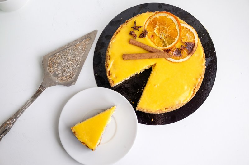 Slastna pomarančna pita z mandljevo podlago (foto: Shutterstock)