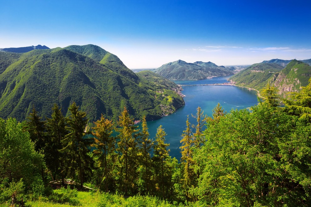 Takšen pogled pa se vam z vrha ponudi na jezero Lugano in drugo goro Monte San Salvatore (912 m). Ledeniško …