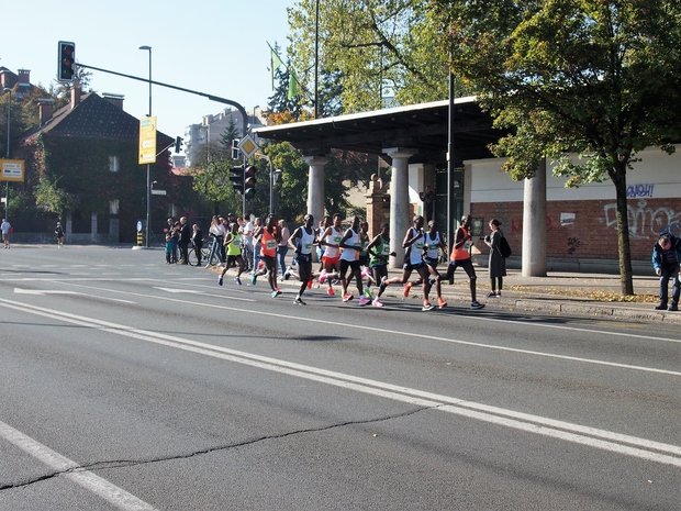 Najboljši maratonci v Ljubljani so švignili mimo Plečnikovega stadiona.