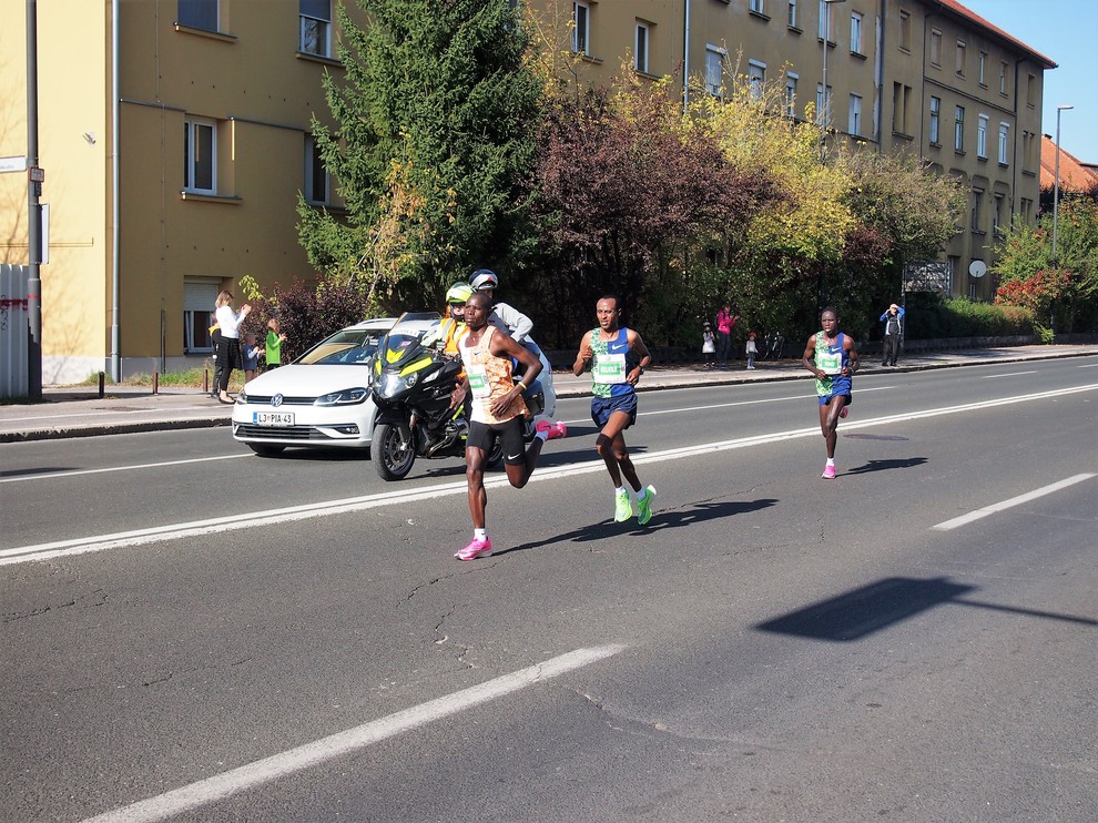 4 km pred koncem je bil kasnejši zmagovalec še na 2. mestu.