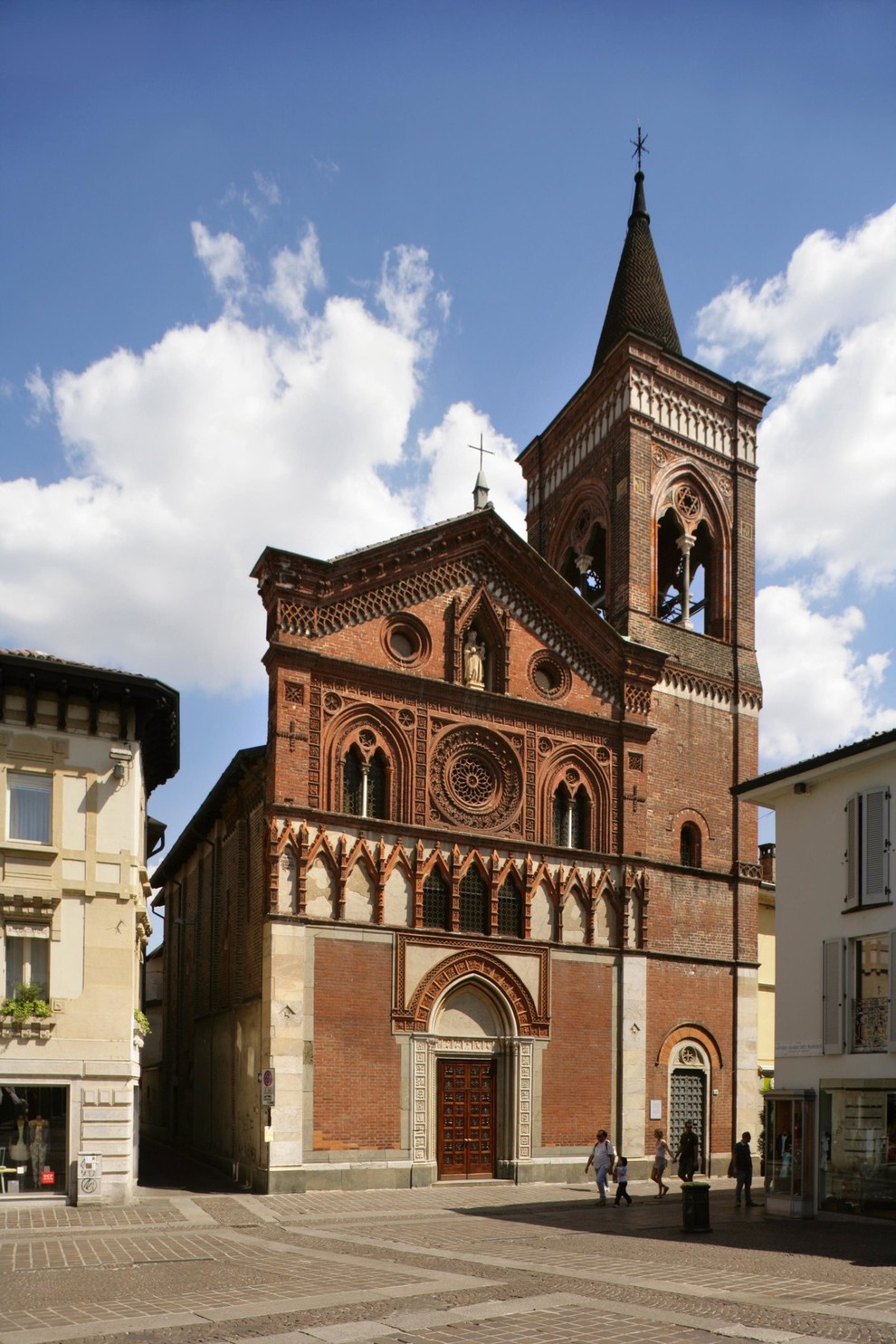 Chiesa di Santa Maria in Strada je pogosto spregledana, a je prav tako lepa in osupljiva kot stolnica. Nahaja se …