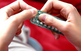 Ali kontracepcijske tabletke res lahko povečujejo možnost za raka na dojkah?