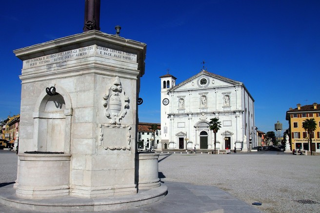 Izlet: Palmanova - mesto v obliki zvezde, za mogočnim zidom, Unescovo zaščito, nagrajeno kavo in obveznim nakupovanjem