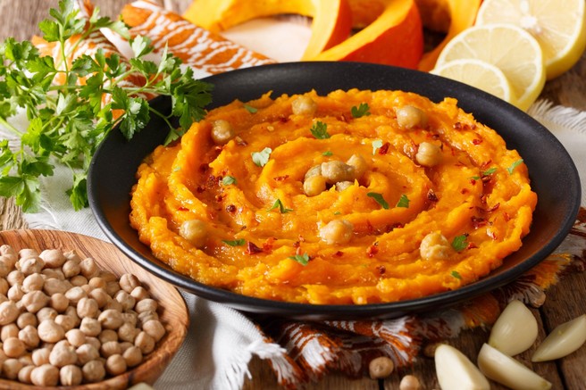 Zdrava malica ali zajtrk: domači bučni humus