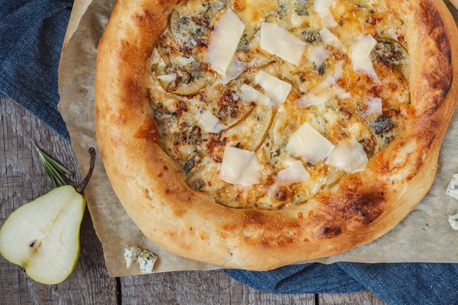 Pica s hruškami, feta sirom in z orehi (pripravljeno v 20 minutah)