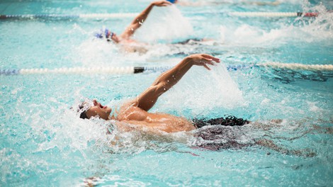 Pridobivanje mišične mase: Kako učinkovito je pri tem plavanje?