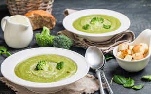 Recept za preganjanje stresa in dober spanec: brokolijeva juha s skrivno sestavino