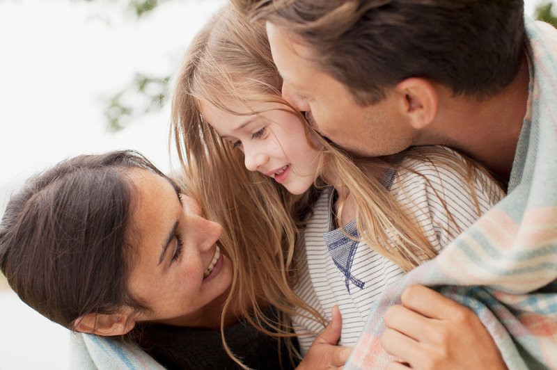 Kako otroštvo vpliva na partnerske odnose: 4 tipi navezanosti, ki izhajajo iz našega odnosa s starši (foto: Profimedia)