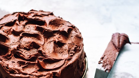 Sijajna novica: Zakaj bi pozimi morali jesti več čokolade? (+ Recept za hitro čokoladno torto)