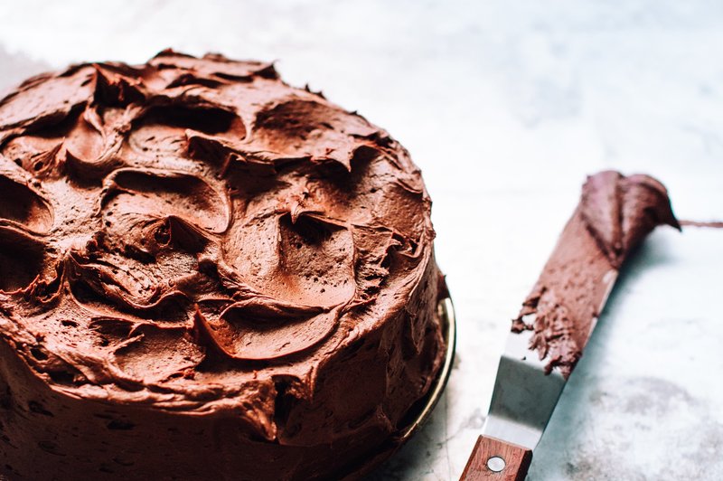 Sijajna novica: Zakaj bi pozimi morali jesti več čokolade? (+ Recept za hitro čokoladno torto) (foto: Photo by Food Photographer | Jennifer Pallian on Unsplash)