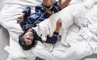 7 razlogov, zakaj lahko vaš kuža spi poleg vas
