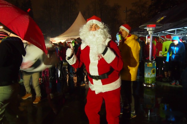 Dež ni prestrašil dobrodelnih in tekaško razpoloženih Božičkov