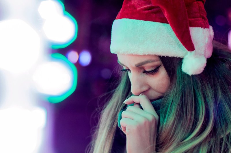 Veseli december ni vesel za vse: kako se spopasti s prazniki, če ste izgubili bližnjo osebo? (foto: profimedia)