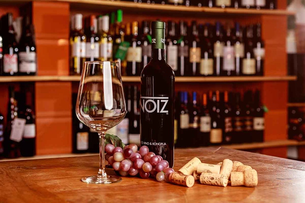 Pustite goste odprtih ust s to popolno kombinacijo – postrezite vino s konopljo! (foto: PROMO)