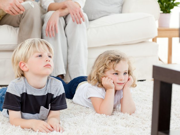 Le usmerjeno in omejeno gledanje televizije lahko na otroke vpliva pozitivno - Foto: Profimedia
